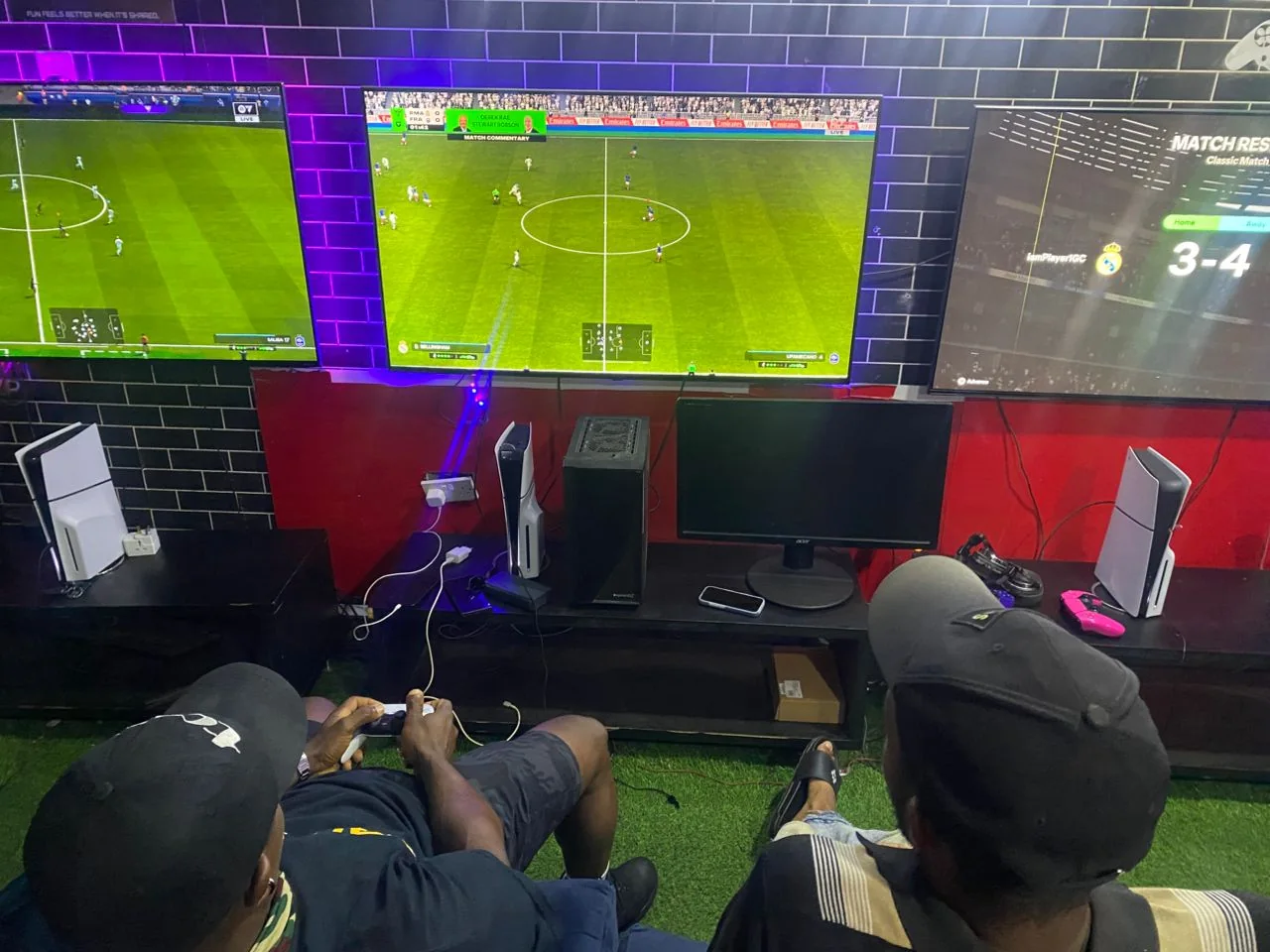 Multiscreen FC football competition at Player One Game Cafe
